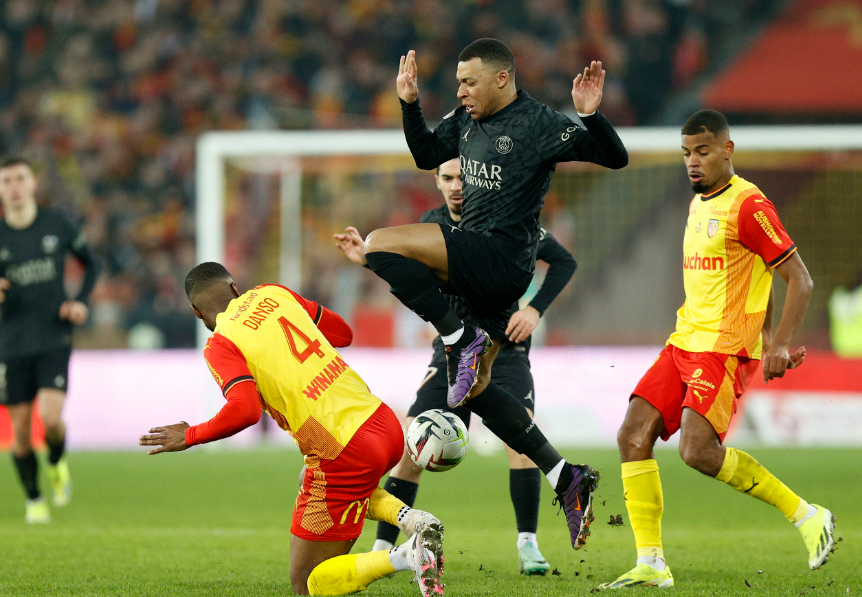 Paris Saint-Germain nadále vede Ligue 1 díky výhře 2:0 na hřišti Lensu